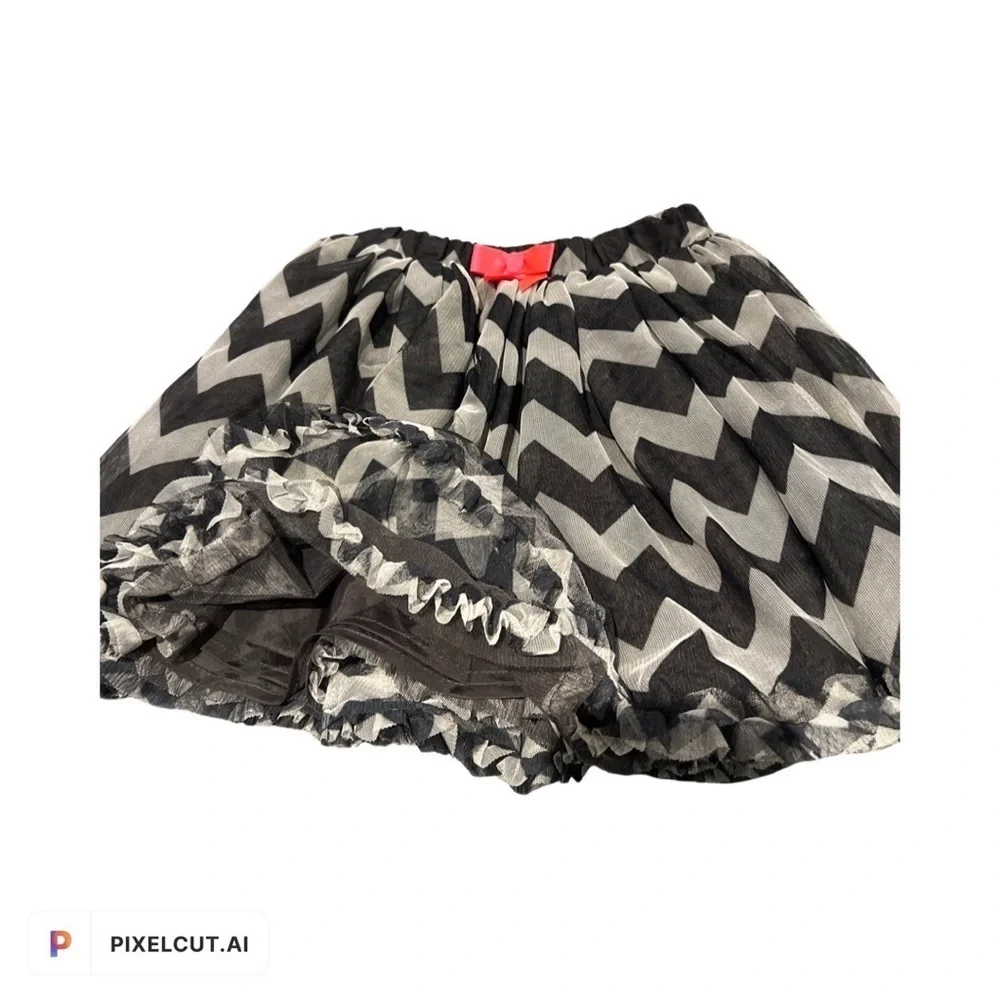 H&M black and gray Girls Chevron skirt with a pink bow detail Girls 7-8. - Picture 2 of 6